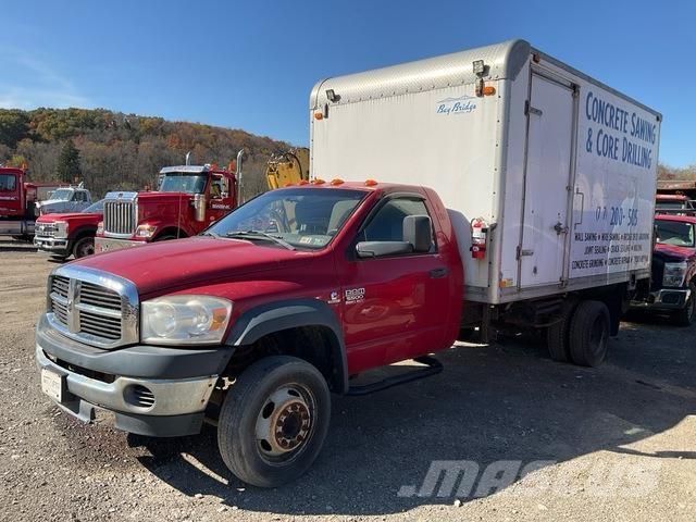 Dodge 5500 Sunkvežimiai su dengtu kėbulu