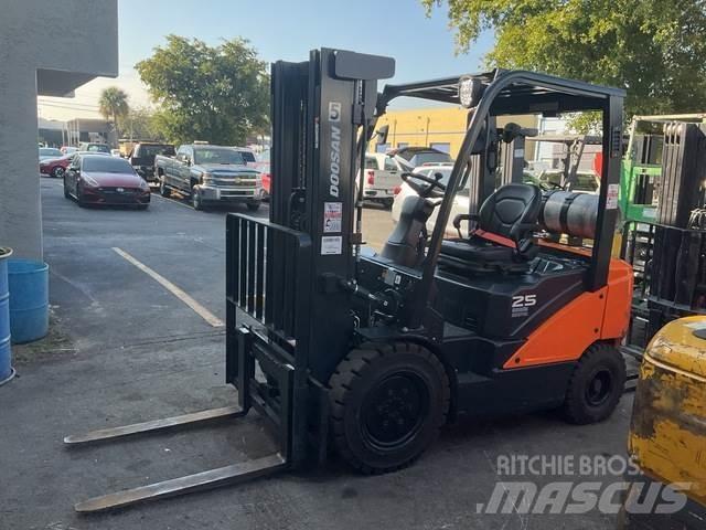 Doosan G25E-7 Statyba - Kita