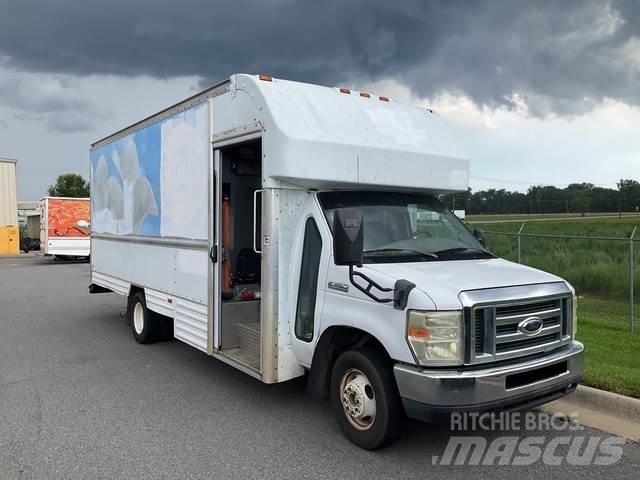 Ford E-350 Sunkvežimiai su dengtu kėbulu