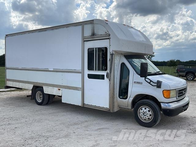 Ford E-350 Sunkvežimiai su dengtu kėbulu