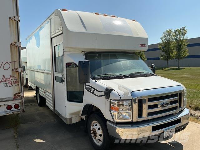 Ford E-350 Sunkvežimiai su dengtu kėbulu