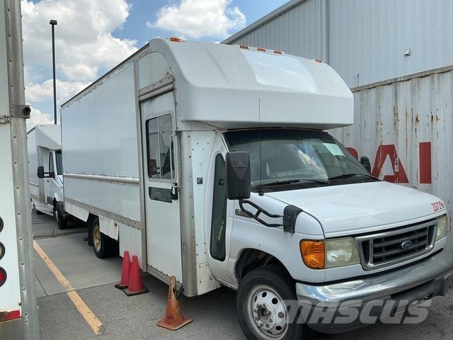 Ford E-350 Sunkvežimiai su dengtu kėbulu
