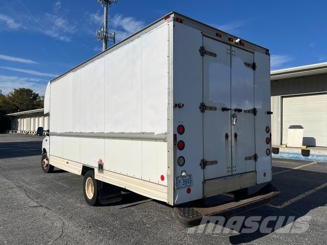 Ford E-350 Sunkvežimiai su dengtu kėbulu