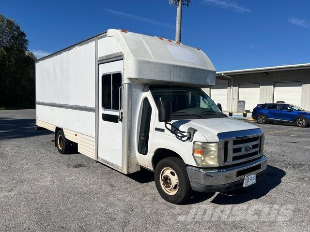 Ford E-350 Sunkvežimiai su dengtu kėbulu