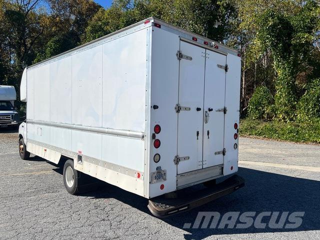 Ford E-350 Sunkvežimiai su dengtu kėbulu