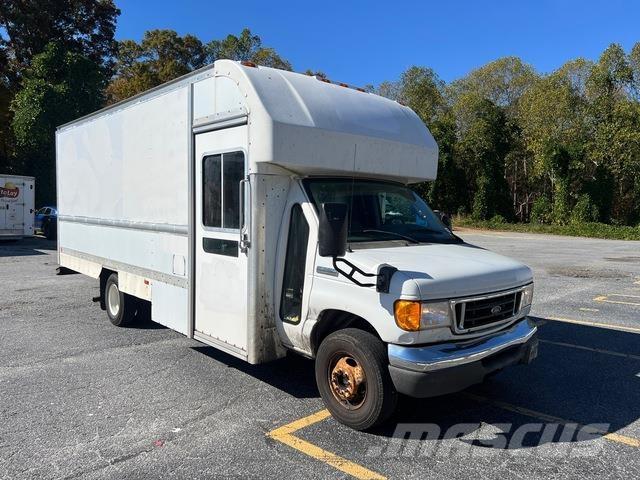 Ford E-350 Sunkvežimiai su dengtu kėbulu