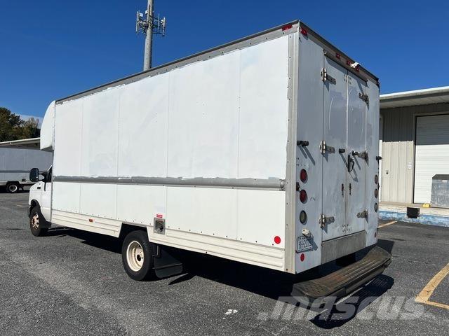 Ford E-350 Sunkvežimiai su dengtu kėbulu