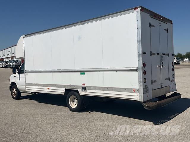 Ford E-350 Sunkvežimiai su dengtu kėbulu