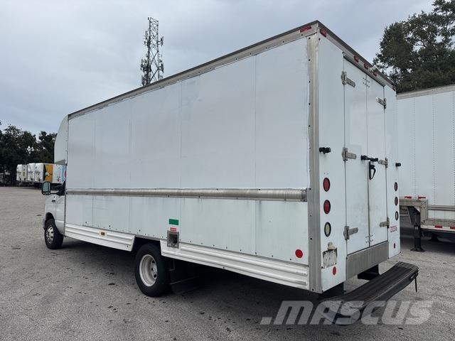 Ford E-350 Sunkvežimiai su dengtu kėbulu