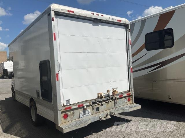 Ford E-450 Sunkvežimiai su dengtu kėbulu