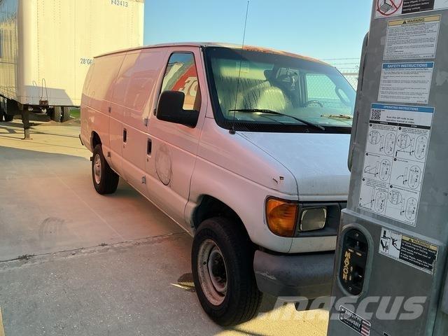 Ford E350 Sunkvežimiai su dengtu kėbulu