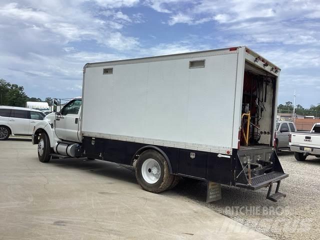 Ford F-750 Statyba - Kita