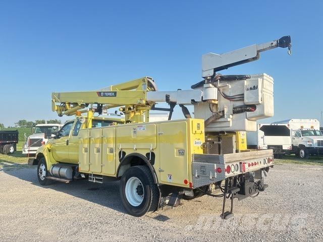 Ford F-750 Ant vilkikų montuojamos kėlimo platformos