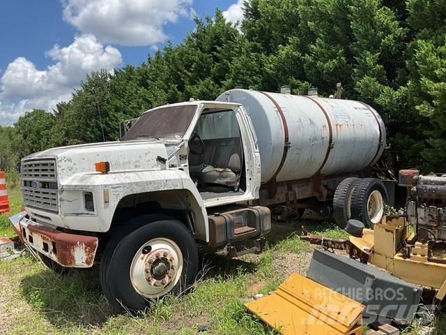 Ford F700 Automobilinės cisternos