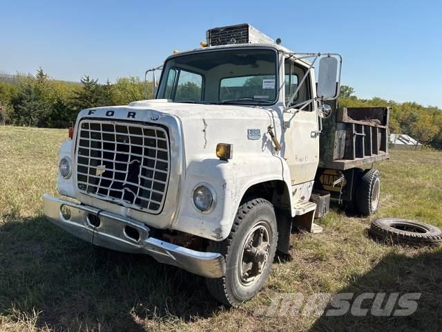 Ford F7000 Savivarčių priekabų vilkikai