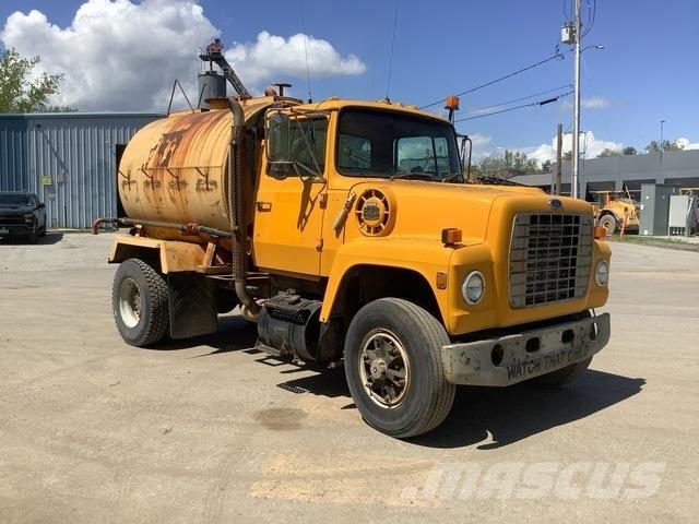 Ford L8000 Vandens sunkvežimiai