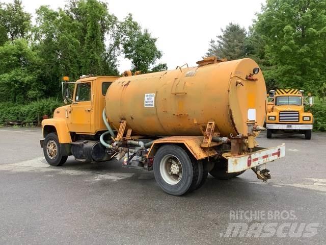 Ford L8000 Vandens sunkvežimiai