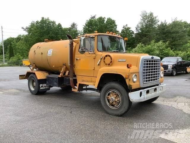 Ford L8000 Vandens sunkvežimiai