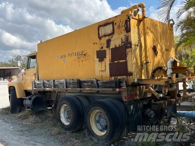 Ford LT8000 Vandens sunkvežimiai