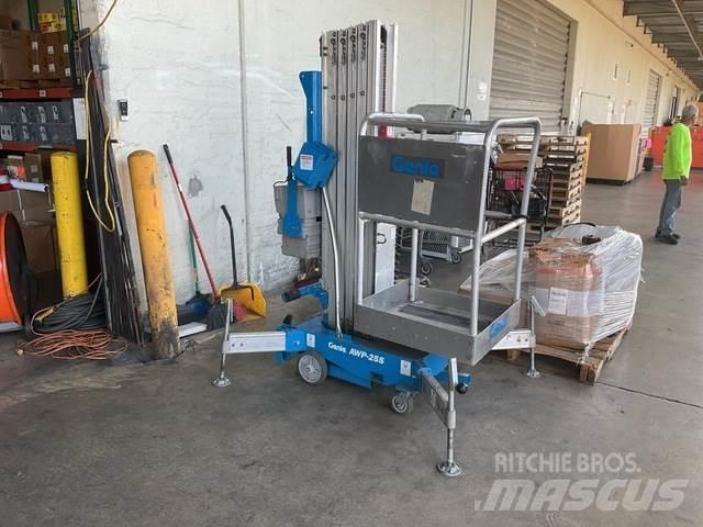 Genie AWP-25S Vertikalūs stiebiniai keltuvai