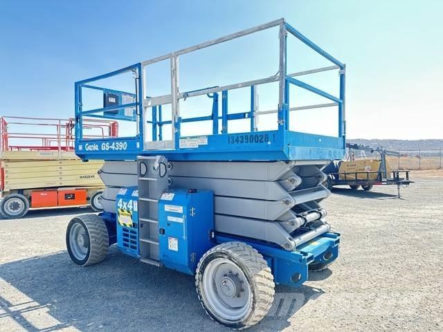 Genie GS-4390 Žirkliniai keltuvai