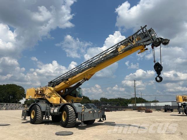 Grove RT700E Neapdoroto reljefo kranai
