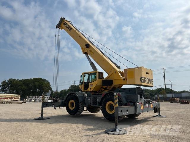 Grove RT700E Neapdoroto reljefo kranai