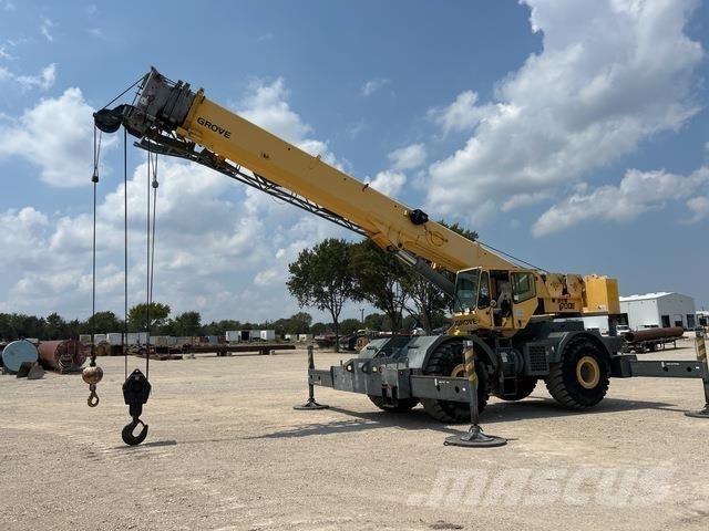 Grove RT700E Neapdoroto reljefo kranai