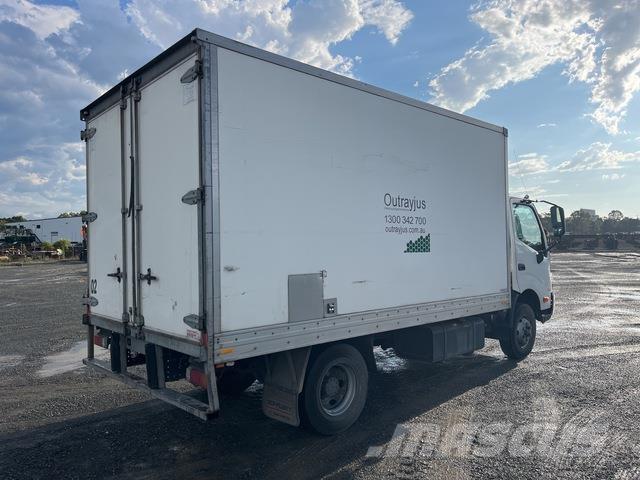 Hino 300 721 Sunkvežimiai su dengtu kėbulu