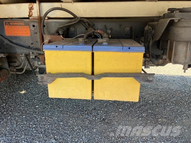 Hino 300 816 Sunkvežimiai su dengtu kėbulu