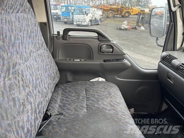 Isuzu NKR300s Statyba - Kita