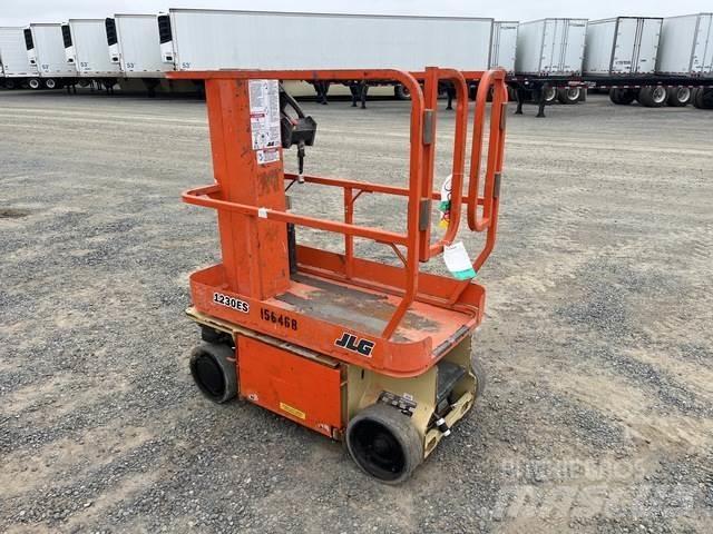 JLG 1230ES Vertikalūs stiebiniai keltuvai