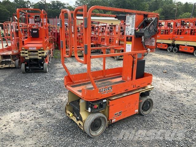 JLG 1230ES Vertikalūs stiebiniai keltuvai