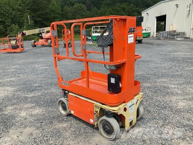 JLG 1230ES Vertikalūs stiebiniai keltuvai
