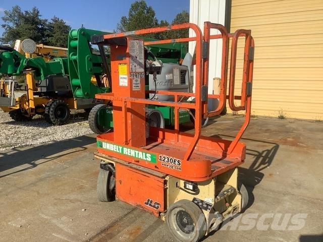 JLG 1230ES Vertikalūs stiebiniai keltuvai