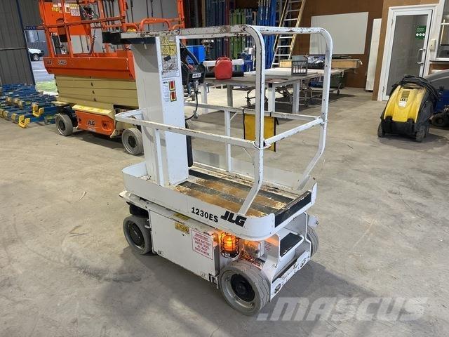 JLG 1230ES Vertikalūs stiebiniai keltuvai