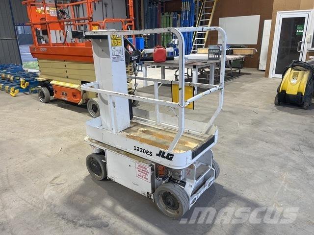 JLG 1230ES Vertikalūs stiebiniai keltuvai