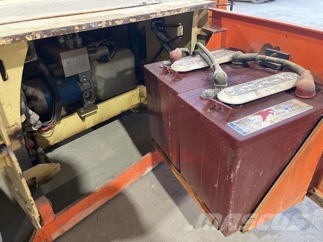 JLG 1230ES Vertikalūs stiebiniai keltuvai