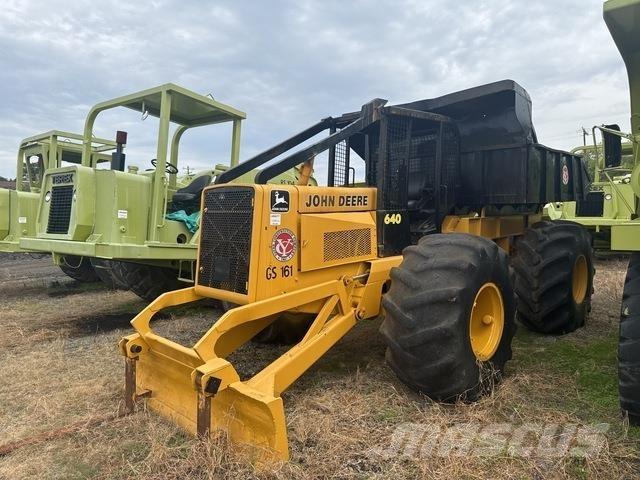 John Deere 640 Skiedrovežiai