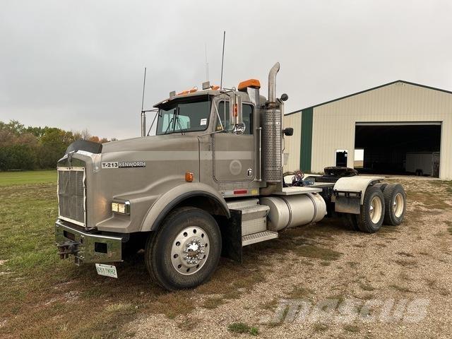 Kenworth T800B Pagalbos kelyje automobiliai