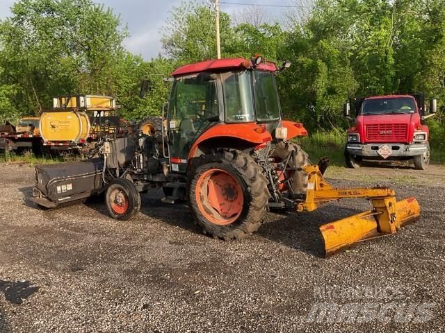 Kubota M5040 Vidaus šluotos