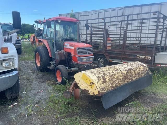Kubota M5700 Vidaus šluotos