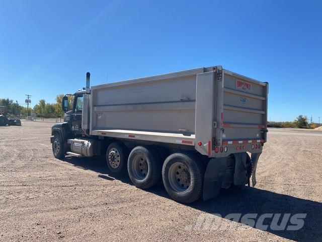 Mack CHN613 Savivarčių priekabų vilkikai