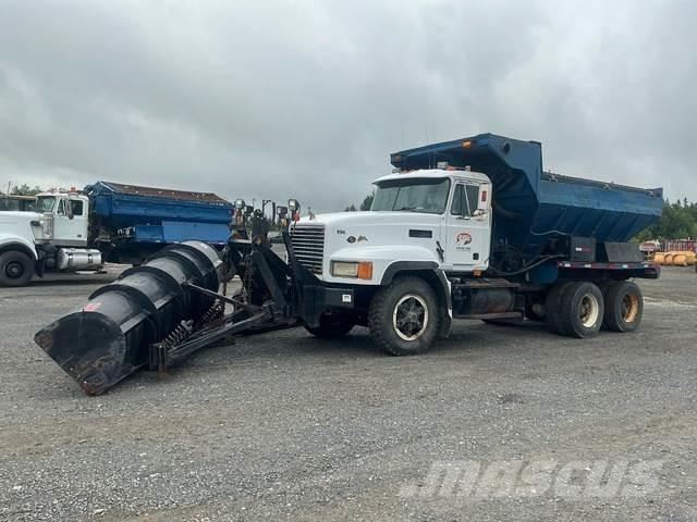Mack CL713 Sniego peiliai ir valytuvai