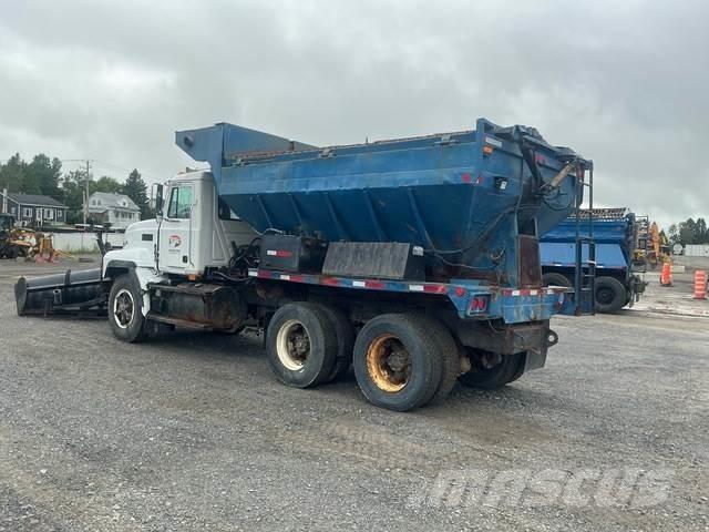 Mack CL713 Sniego peiliai ir valytuvai