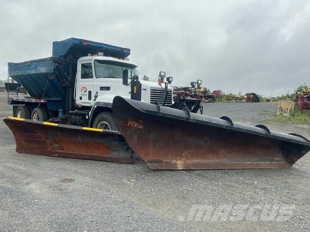 Mack CL713 Sniego peiliai ir valytuvai