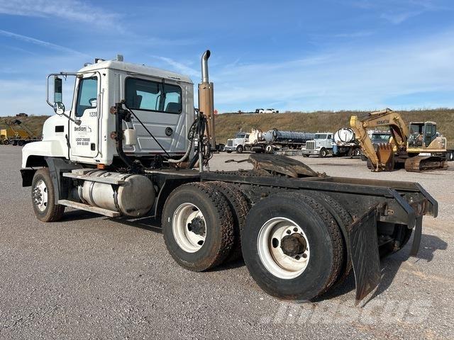 Mack CL733 Naudoti vilkikai