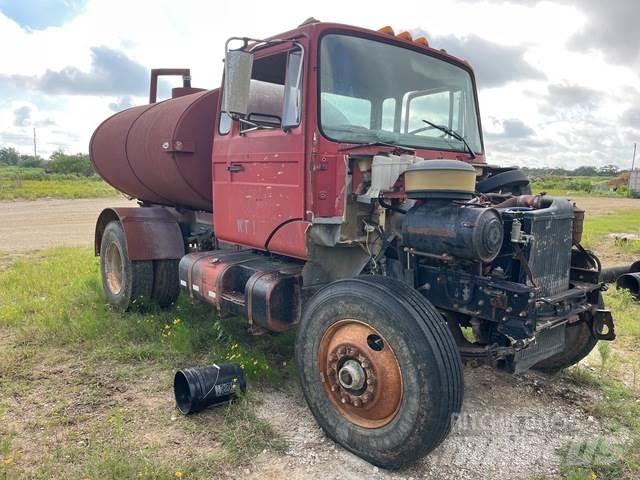 Mack CM422 Vandens sunkvežimiai