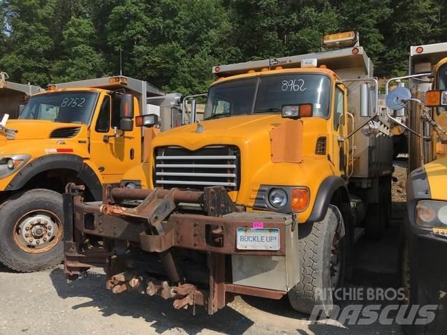 Mack CV700 Savivarčių priekabų vilkikai