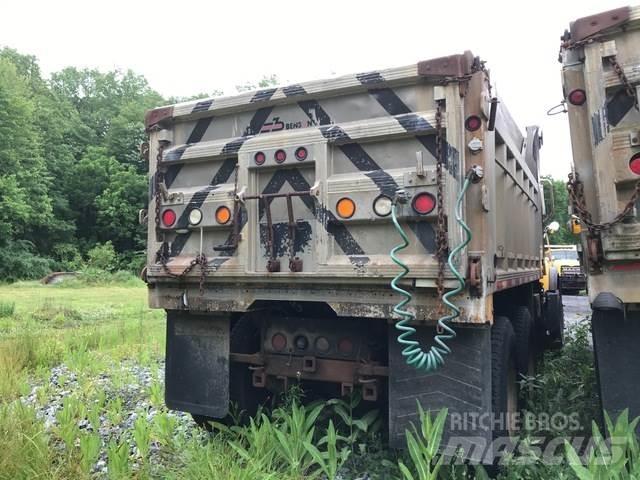 Mack CV700 Savivarčių priekabų vilkikai